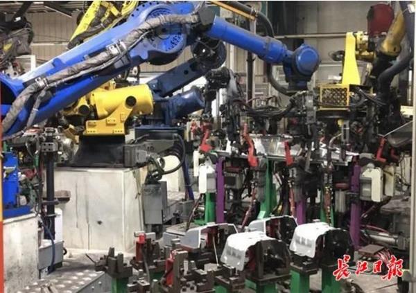这条汽车零部件生产线怎见不到工人？