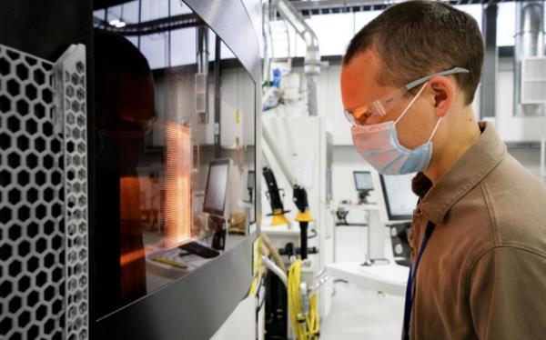 通用新建的生产车间里只有24台“打印机”