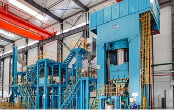 9000吨生产线油压机主机顺利上梁！