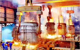 世界最大吨位双动铝挤压机关键承力件前梁成功浇注