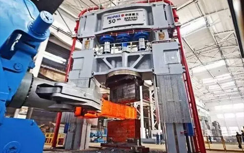 中信重工5000吨自由锻造油压机首锻成功