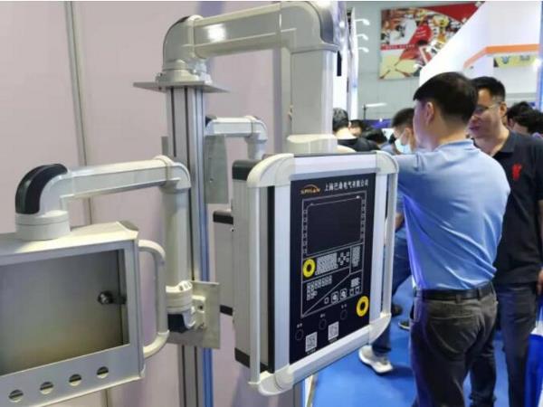 如何实现铝型材悬臂控制箱的人机结合？