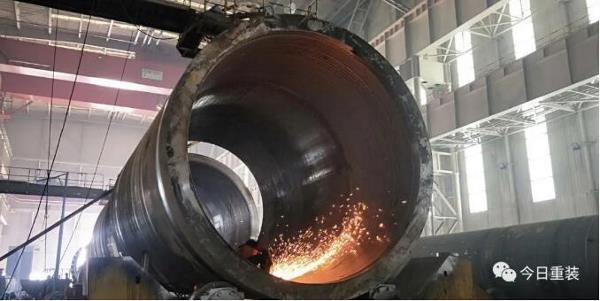 兰石重装再造千吨级锻焊加氢反应器！