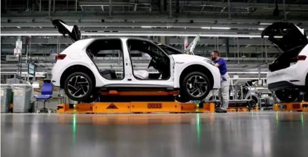 俄罗斯汽车制造大厂再次宣布停产！